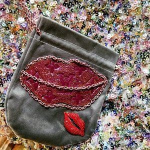Kisses clutch